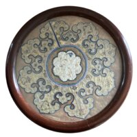 Bakke eller væghæng med silke broderi bag glas