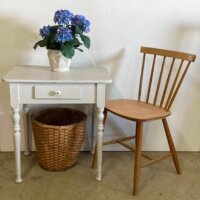 Vintage råhvid malet bord med skuffe