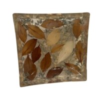 Fad støbt i resin med blomster og blade