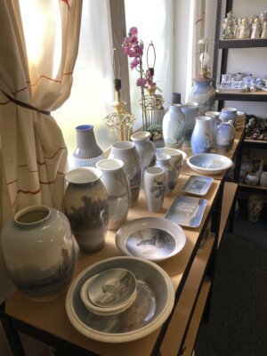 Lot med kongeligt porcelæn