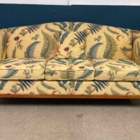 Sofa med bøgestel og floral tekstil