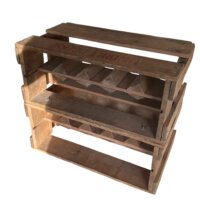 Vin reol lavet af gamle mælkekasser